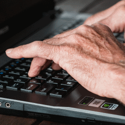 Senior op internet